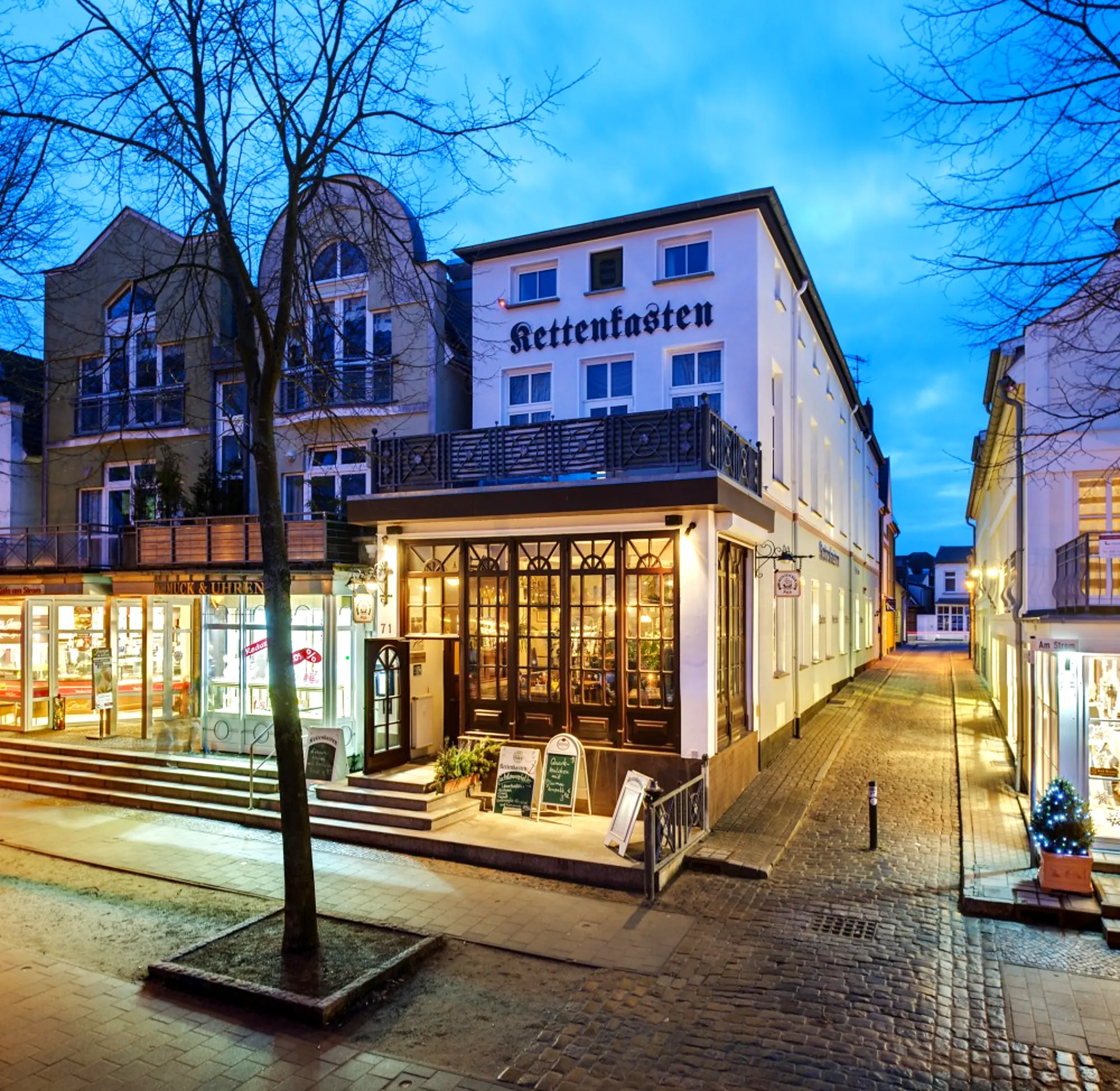 Das Restaurant Kettenkasten am Alten Strom 71 am Abend mit erleuchteter Fensterfront