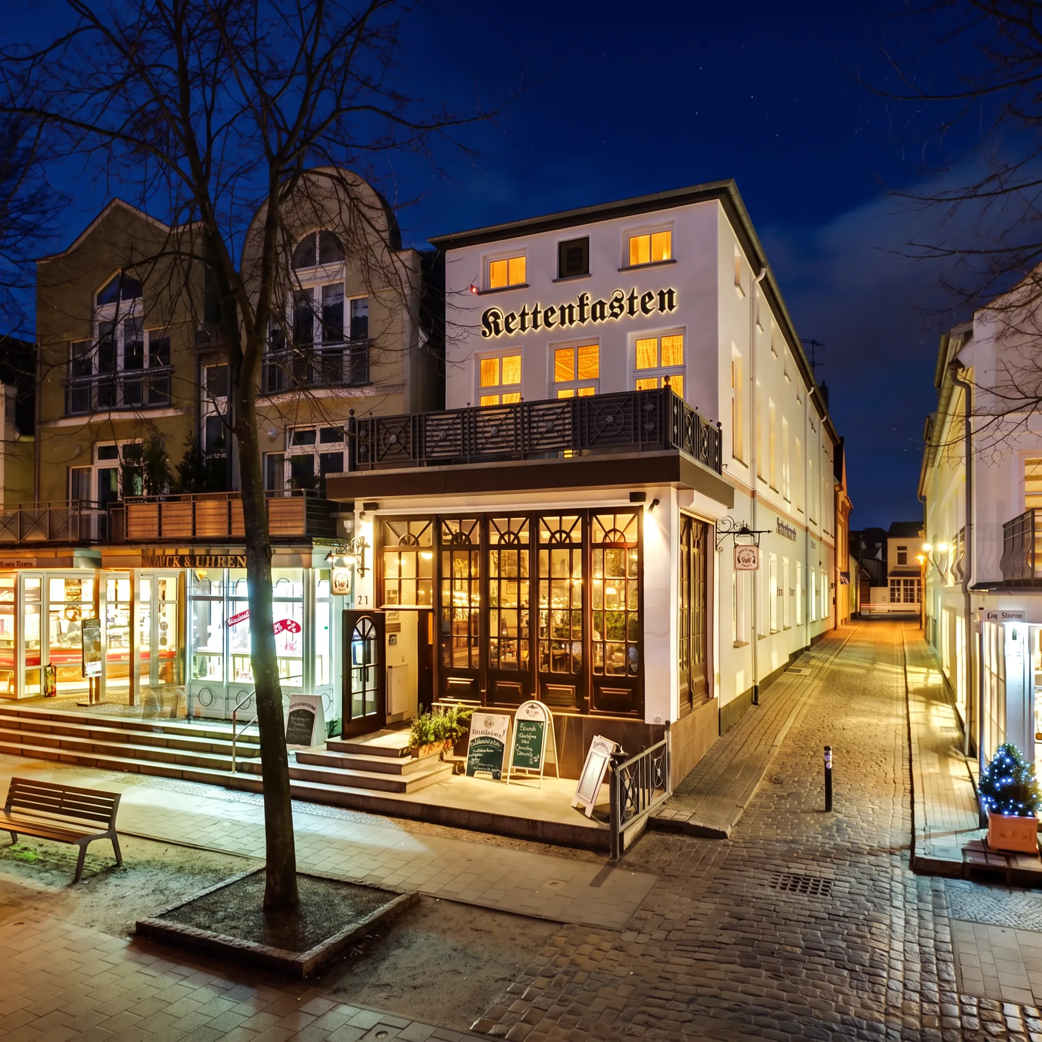 Das Restaurant Kettenkasten am Alten Strom 71 in Warnemünde am Abend, warm erleuchtete Fenster